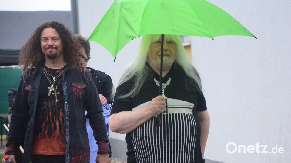 Eine Pop-Legende mit Sänger Paul Manzi und froschgrünem Knickschirm. Bild: Kunz