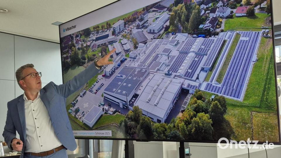 Geschäftsführer Stephan Irlbacher beeindruckte zu Beginn des Besuchs von Staatsminister Albert Füracker mit dem Blick auf die 12.000 Quadratmeter große Dachlandschaft der Betriebsstätten in Schönsee. Bild: eib