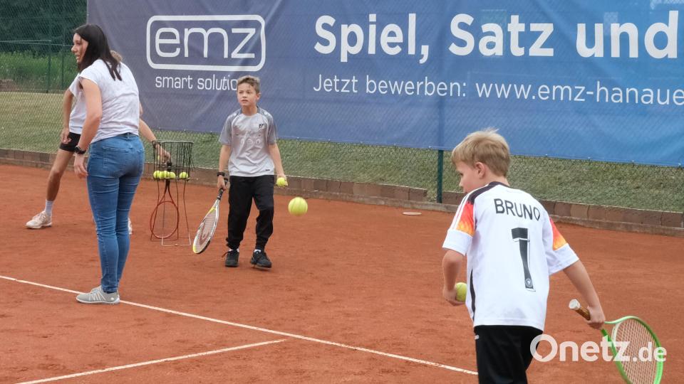 Die Tennissparte bot ein Schnuppertraining an. Bild: Hirsch