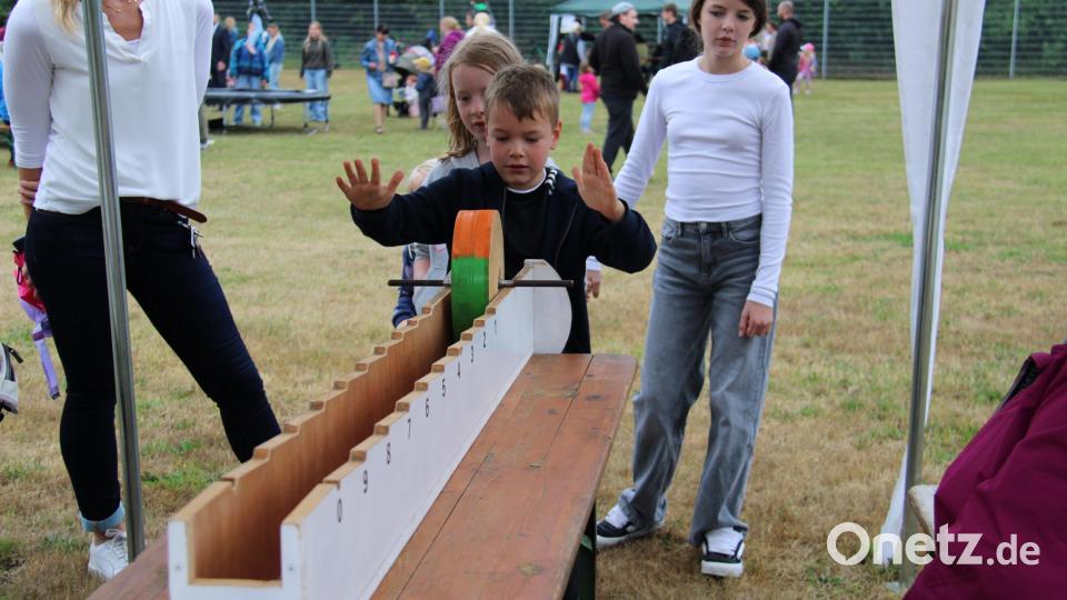 Martin Steger hat auch das Mühlstein-Spiel am Stand der Theatergruppe Schabernack konstruiert. Bild: prh