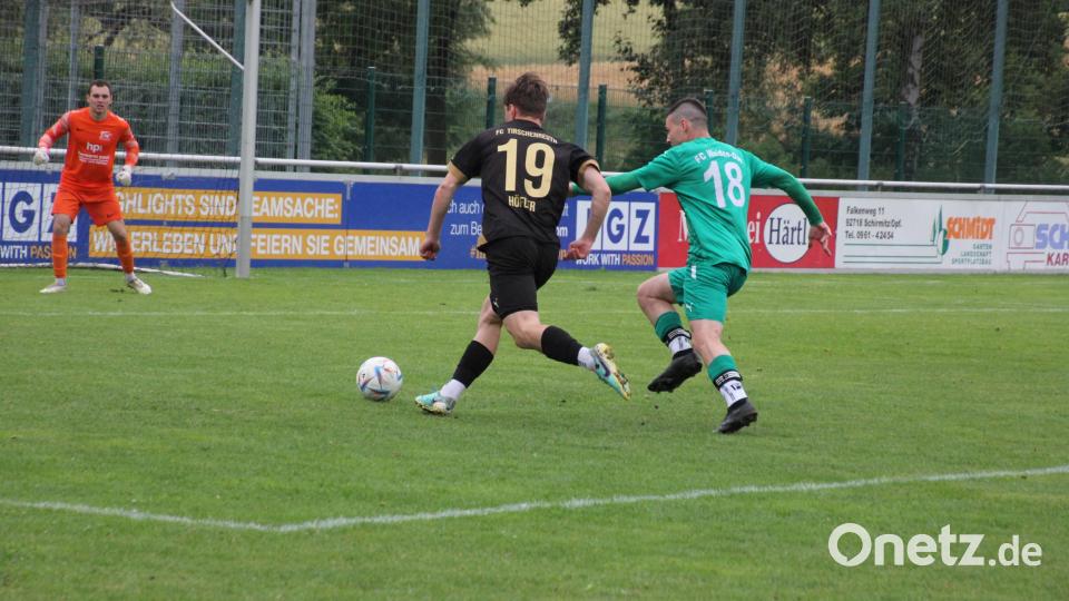 Tobias Höfler (19, FC Tirschenreuth) ist schneller als sein Gegenspieler. Bild: kro