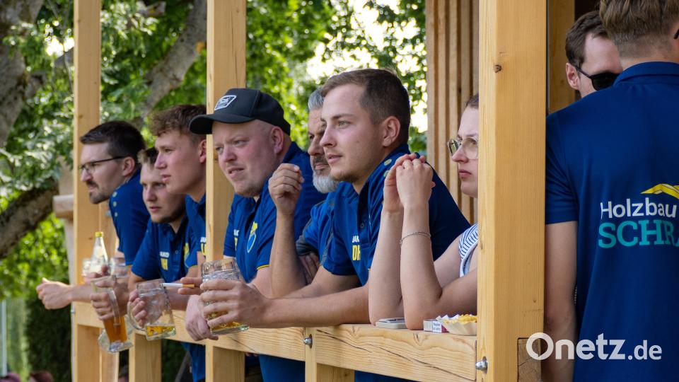 Vom Geländer des neuen Grillhäuschens lässt sich das Geschehen auf dem Platz gut verfolgen Bild: lum