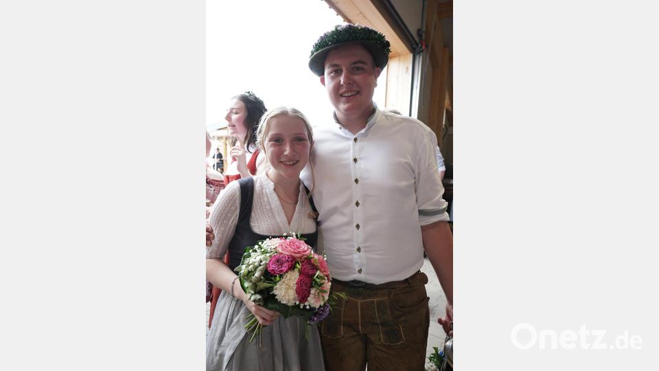 Lena Pösl und Korbinian Birner führen die Kirwapaare ins nächste Jahr. Bild: nib