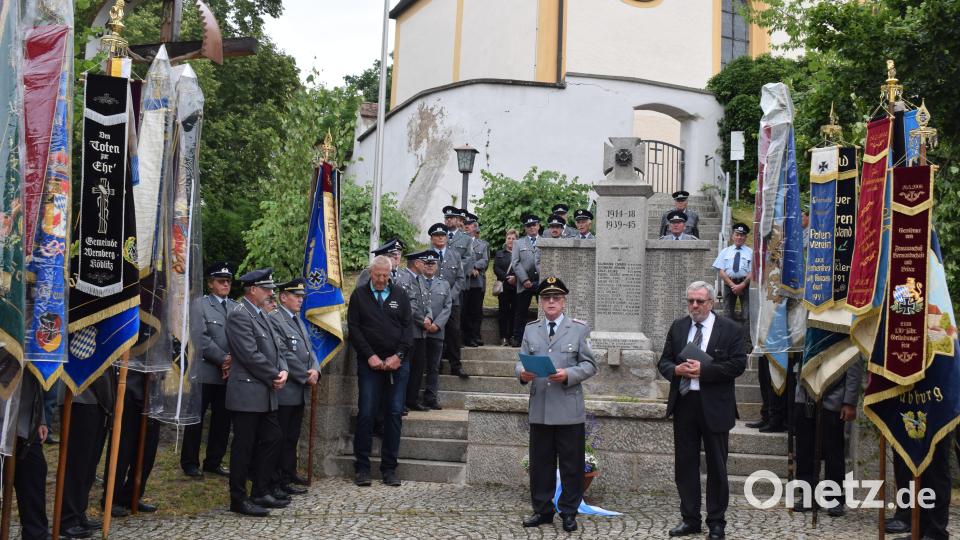 An ihrem 150-jährigen Gründungsfest gedenkt die SKK Wernberg-Köblitz der gefallenen Soldaten der beiden Weltkriege und stellt am Ehrenmal in Oberköblitz eine Blumenschale nieder. Bild: bnr
