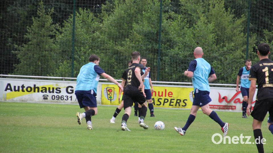 Schon Spiel gegen die SG Großkonreuth/Mähring/Griesbach zeigte der FC Tirschenreuth (schwarze Trikots) eine starke Leistung und gewann klar mit 6:0. Hier am Ball Nico Stark (Nr. 9, FC Tirschenreuth) Bild: kro