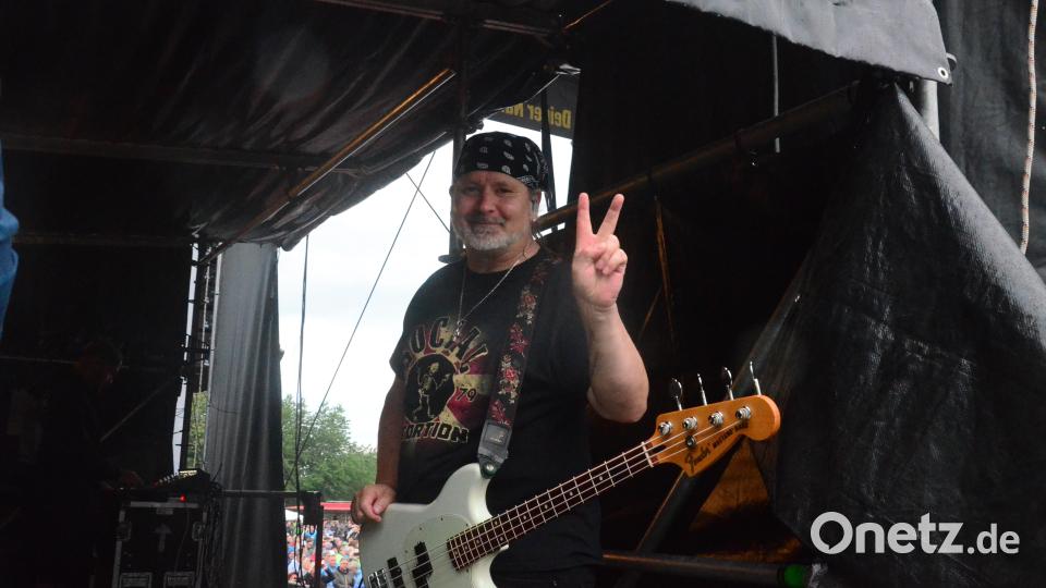 Ein Gruß vom &quot;Sweet&quot;-Bassisten Lee Small. Bild: Kunz