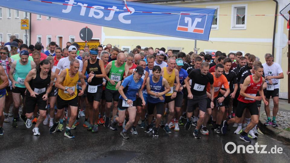 Start des Hauptfelds über 8,4 Kilometer beim 26. Waldnaabtal-Crosslauf. Bild: kro