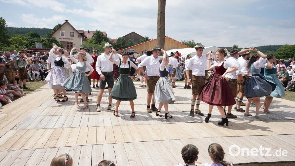 Beim Baumaustanzen zeigten die Kirwapaare die einstudierten Tänze Bild: nib