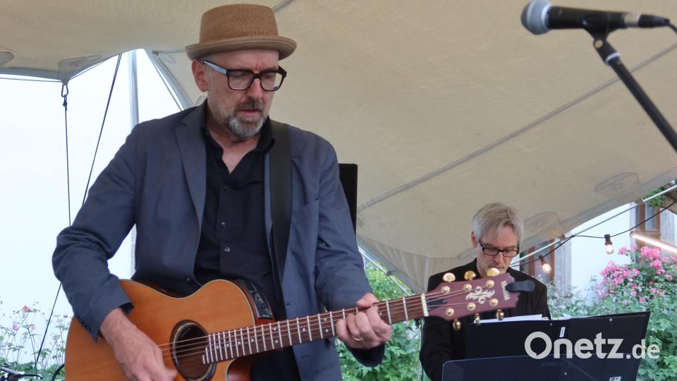 Hubert Treml und Horst Plössner spielen Lieder aus dem neuen Album &quot;Nackert&quot;. Bild: Kunz