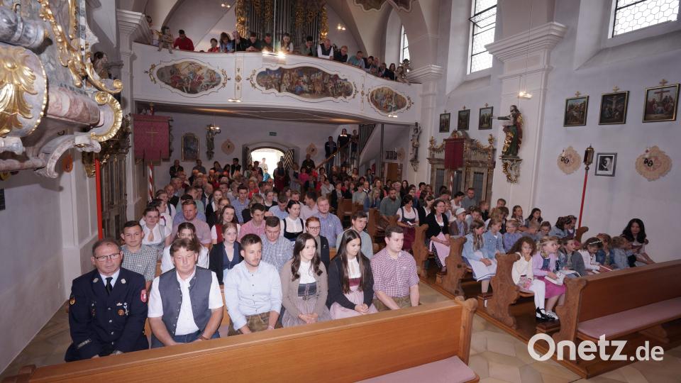 die Kirwapaare, die Kirwakinder und viele Gläubige feierten den Festgottesdienst in der St.Andreas Kirche. Bild: nib
