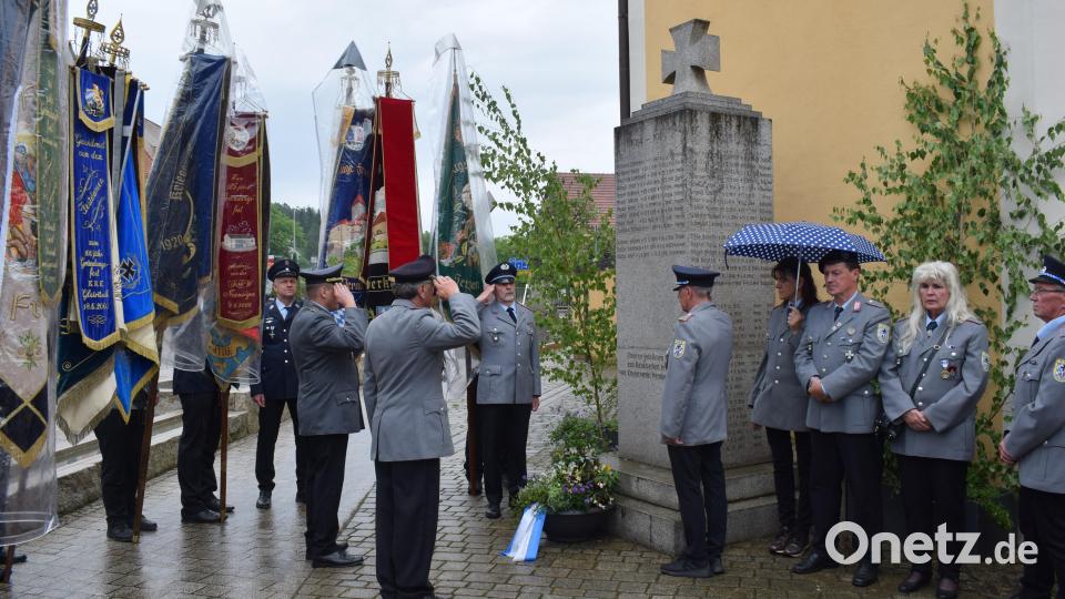 Zum ehrenden Gedenken an die Gefallenen der beiden Weltkriege legt die SKK Wernberg-Köblitz eine Blumenschale am Ehrenmal in Wernberg nieder. Bild: bnr