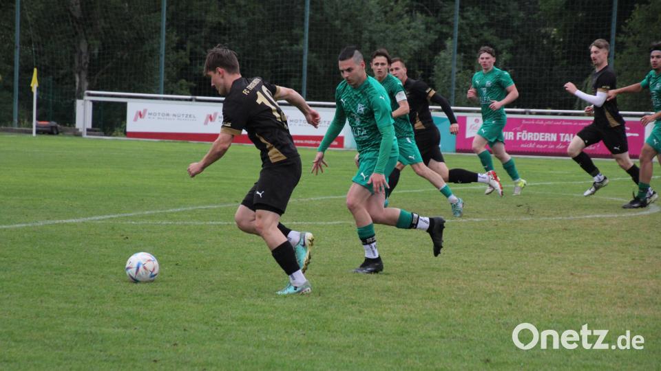Tobias Höfler (links) vom FC Tirschenreuth trieb das Spiel seiner Mannschaft im Finale immer wieder nach vorne. Bild: kro