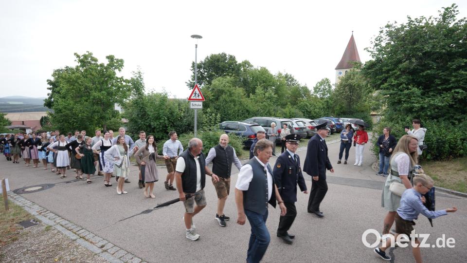 Nach dem Festgottesdienst marschierten die Ehrengäste sowie die Kirwakinder und die Kirwapaare angeführt vom EOF ins Festzelt Bild: nib