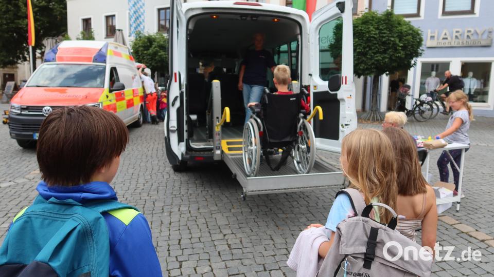 Die Malteser verladen einen Rollstuhl. Bild: Kunz