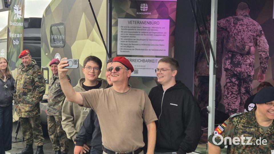 Bilder mit Ausbilder Schmidt waren begehrt. Bild: Torsten Ernstberger