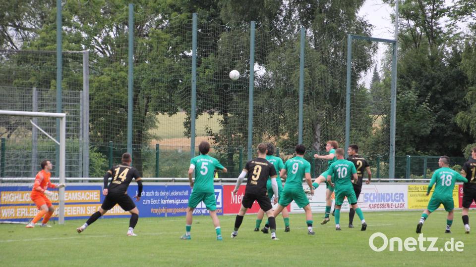 Das Tor des FC Weiden-Ost II war immer stark stark umlagert. Der FC Tirschenreuth (schwarze Trikots) war klar überlegen. Bild: kro