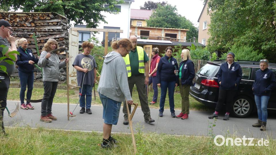 Beim praktischen Teil des Kurses achtete Leonhard Crasser auf Körperhaltung mit Drehbewegung und Blattführung. Bild: rn