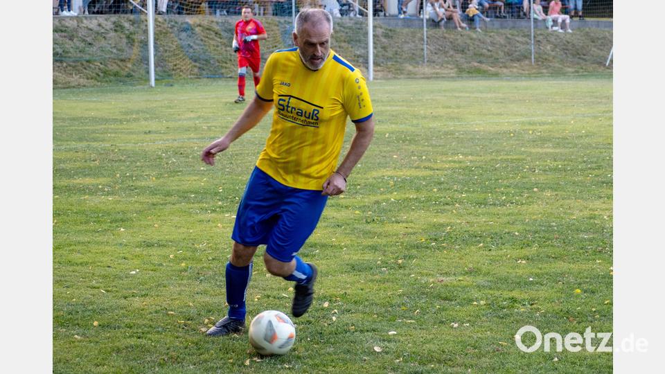 Auch 2. Vorstand Thomas Heining kickte bei den Alten Herren mit. Bild: lum