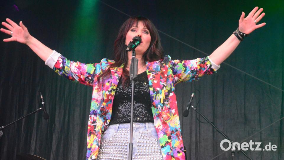 Als allererste rockte Lokalmatadorin Ray.AN aus Waidhaus die Open-Air-Festivalbühne. Bild: Kunz