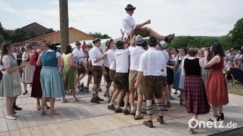 Ihren neuen Oberkirwaburschen ließen die Rottendorfer hochleben. Bild: nib