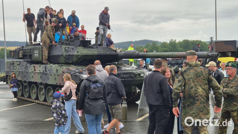 Egal zu welchem Zeitpunkt: Auf und neben dem Leopard-Panzer der Bundeswehr war beim Waldershofer Blaulicht-Tag immer etwas los. Bild: Torsten Ernstberger
