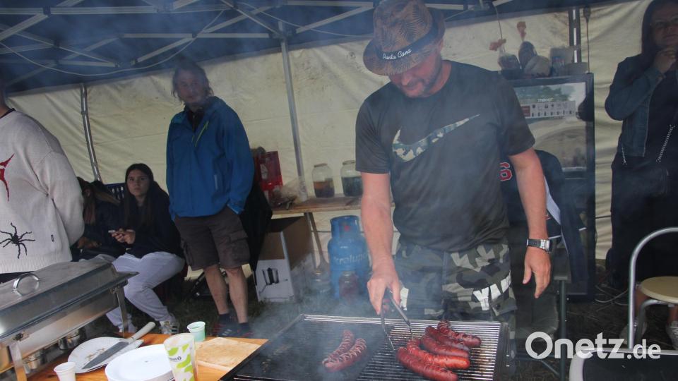 Klobasa, ein deftige und pikante altböhmische Wurst, auf dem Grill. Bild: kro