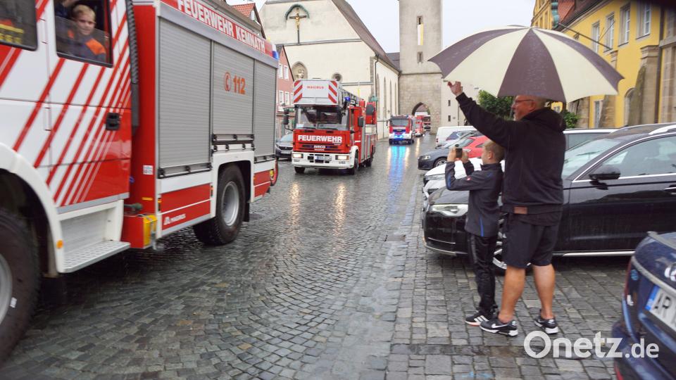 Zuschauer unter dem Regenschirm winkten der Feuerwehr und ihrem Nachwuchs zu Bild: bkr