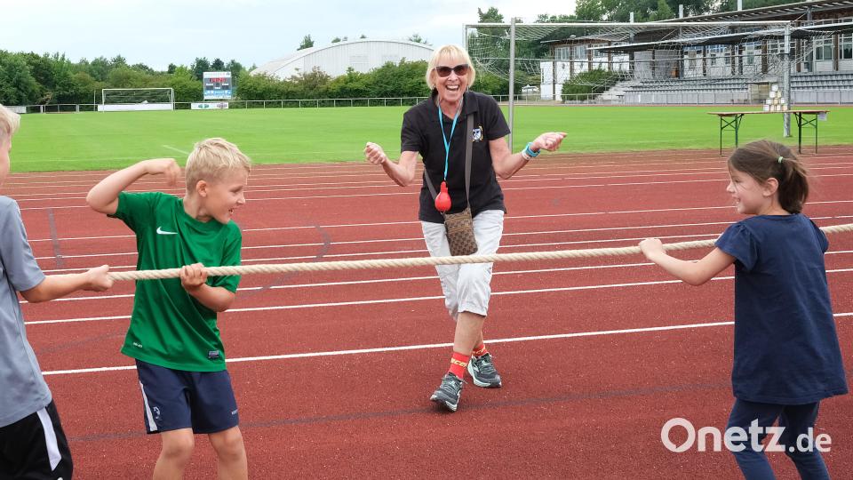Lauftreff-Sprecherin Sabine Wirth gab die Kommandos beim Tauziehen und feuerte die Kinder an. Bild: Hirsch