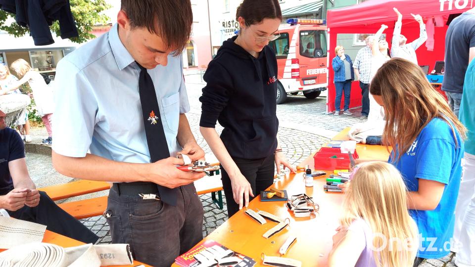 Eine kreative Idee der Jugendfeuerwehr: Aus alten Schläuchen können Schlüsselanhänger entstehen. Bild: lg