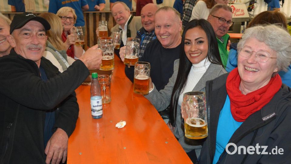 Beim 20. Zoiglfest in Mitterteich herrschte an den Biertischen gute Laune. Bild: jr