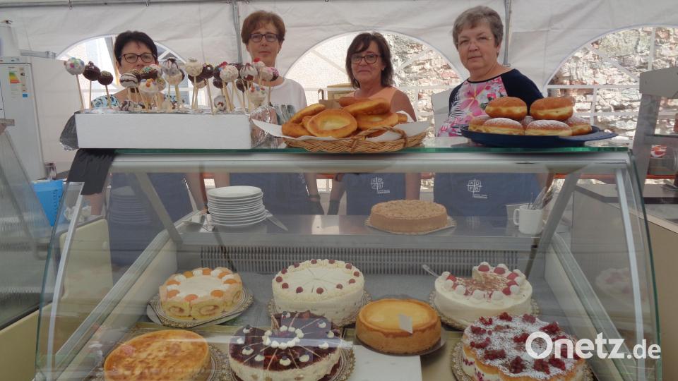 Bei dieser Auswahl an Kuchen, die der Frauenbund anbot, war die Qual der Wahl groß. Bild: amö