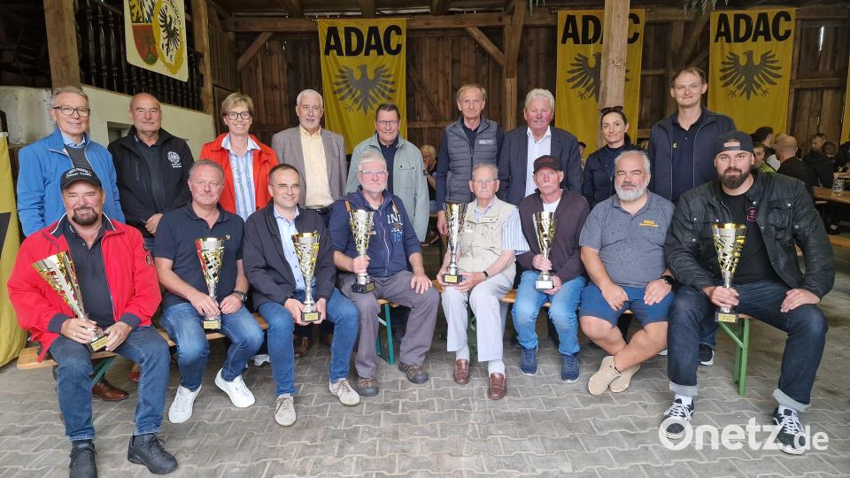 Siegerfoto mit Pokalen und Sonderpreis für den weitesten Angereisten Bild: R. Kreuzer