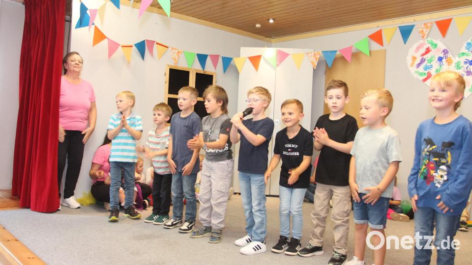 &quot;Guten Tag ihr Gäste heut&#039; zu unserem Feste&quot;, laden die Kinder zum Sommerfest ein. Bild: pi