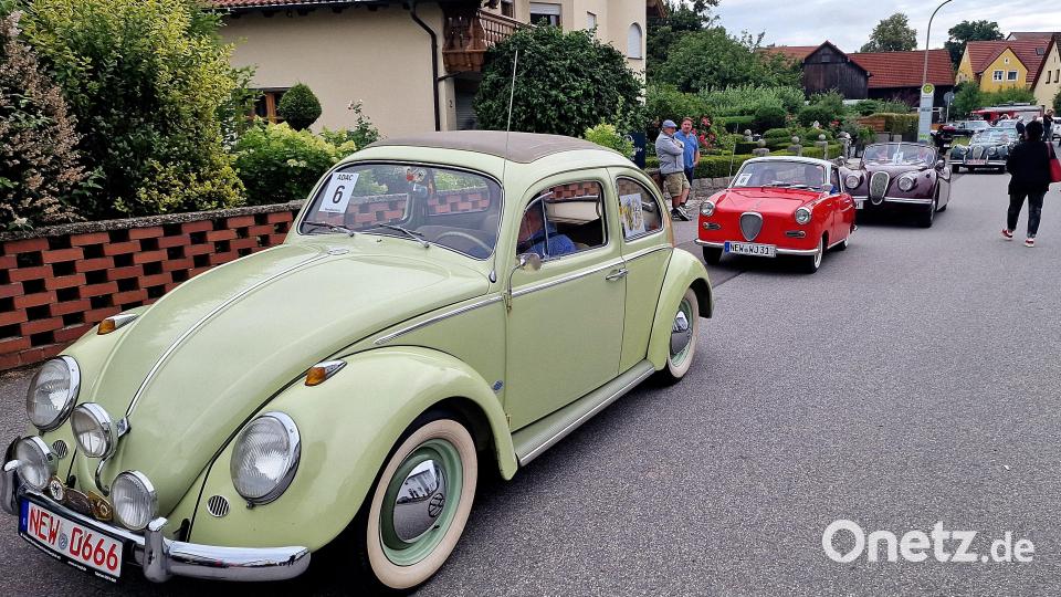 In Reih und Glied stellten sich die Oldtimer zur Ausfahrt an den Start. Bild: R. Kreuzer
