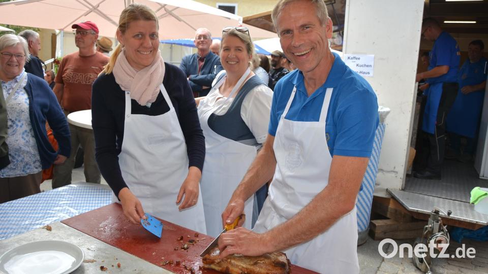 Frisch zubereitet wurde der Schweineberaten und portionsweise verkauft. Bild: jr