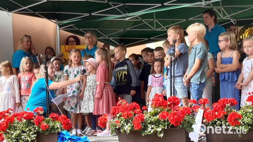 Die Kleinen des Kindergartens St. Marien laden in Reimform zu ihrem Fest im Pfarrgarten ein. Bild: lg