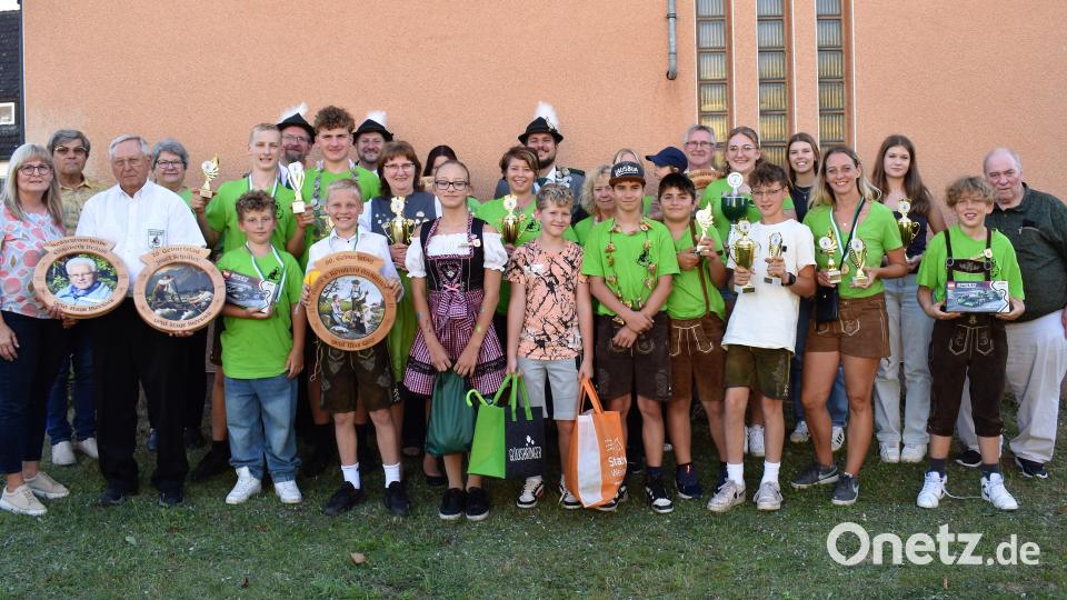 Beim Schützenfest in Hütten gab es viele treffsichere Schützen und Schützinnen, die geehrt wurden. Bild: rgr