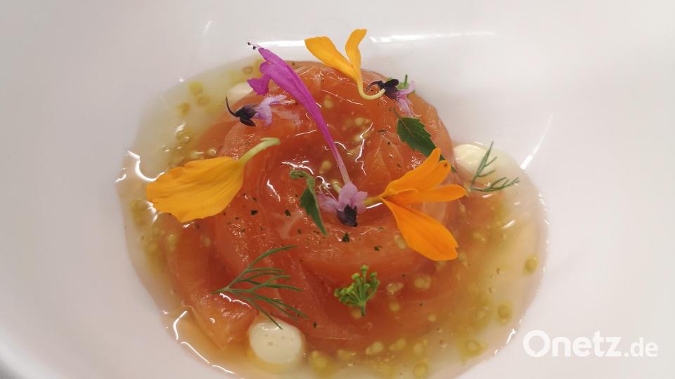 Erfrischend, sommerlich und auch optisch ist die Lachsforelle mit Tomate, die der Neustädter Gourmetkoch Adrian Kuhlemann seinen Gästen serviert. Das Gericht gibt es zum Genießen in seinem Restaurant und zum Nachkochen als Rezept. Bild: Adrian Kuhlemann, exb