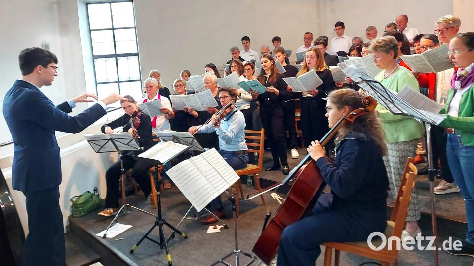 Ein Projektchor unter Leitung von Regionalkantor Florian Schuster bringt eine Mozartmesse für Chor, Solisten und Streicher zur Aufführung. Bild: lg