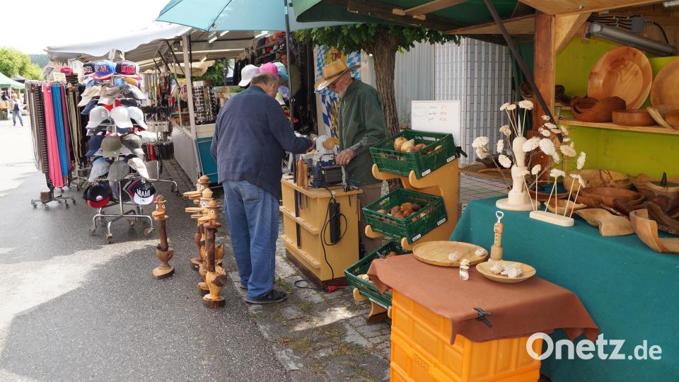 Ein Drechsler führte vor, wie aus einem Stück Holz ein Apfel oder eine Birne entsteht. Bild: wel