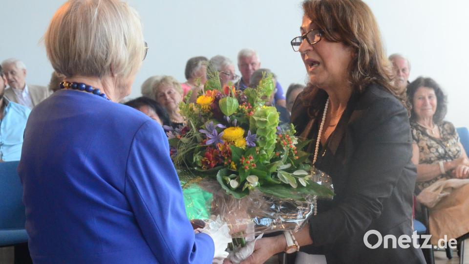 Stadträtin Sema Tasali-Stoll überreichte Renate Freuding-Spintler einen Blumenstrauß. Bild: Kunz