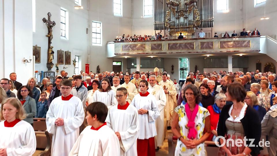 Der Einzug der Geistlichen, darunter viele ehemalige Kapläne, zum Festgottesdienst in die Jubiläumskirche. Bild: lg