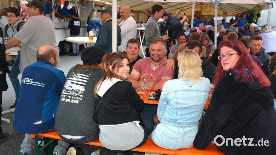 Trotz kühlen und regnerischen Wetters war auch der Samstagabend gut besucht. Bild: jr