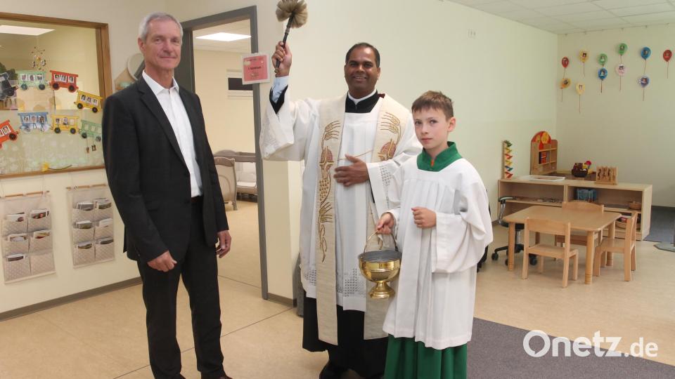 Pfarrer John Subash Vincent segnet in Begleitung von Kirchenpfleger Josef Völkl die Räume. Bild: pi