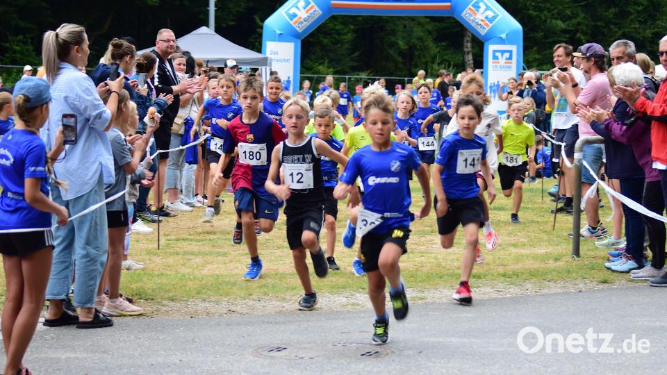 Voller Elan gingen die Kids, vom Start weg, stark angefeuert von den zahlreichen Zuschauern,, auf die Strecke Bild: no