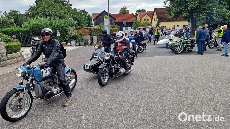 Glänzende Parade in der Altstadt: Motorrad-Oldies auf großer Bühne bei der Vorstellung Bild: R. Kreuzer
