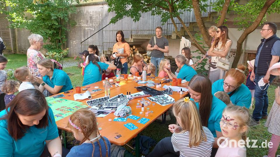 Ein individuelles Outfit erhalten die kleinen Besucher beim gefragten Kinderschminken. Bild: lg
