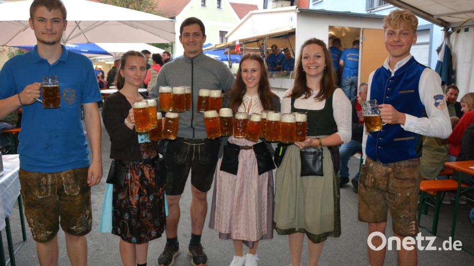 Alle Hände voll zu tun hatten die 15 Bedienungen des Mitterteicher Zoiglfest, hier die Abendschicht vom Samstagabend, mit den beiden Festleitern Julian Helgert (links) und Maximilian Hildebrand (rechts). Bild: jr