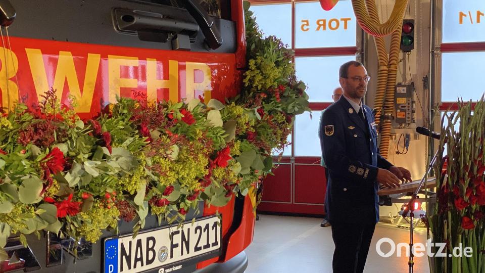 Das neue Fahrzeug war nicht nur schön anzuschauen, es hat es auch in sich, wie Kommandant Uli Seegerer erläuterte. Bild: aub
