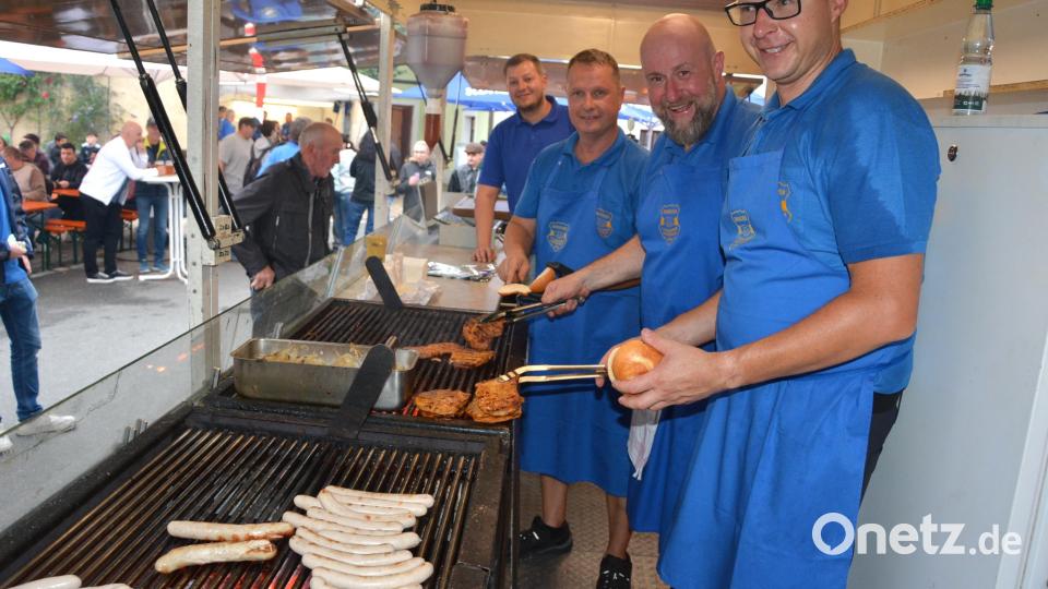 Gute Laune herrschte auch im Grillstand, trotz der dortigen heißen Temperaturen. Bild: jr